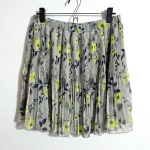 Old Navy Gray floral pleated elastic waist mini skirt, size small